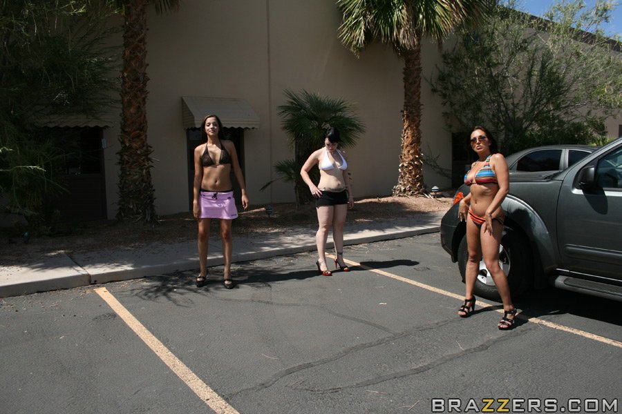 Маккензи Пирс Делает Свои Большие Сиськи Прыгающими, Когда Ее Пизда Заполнена На Красной Машине