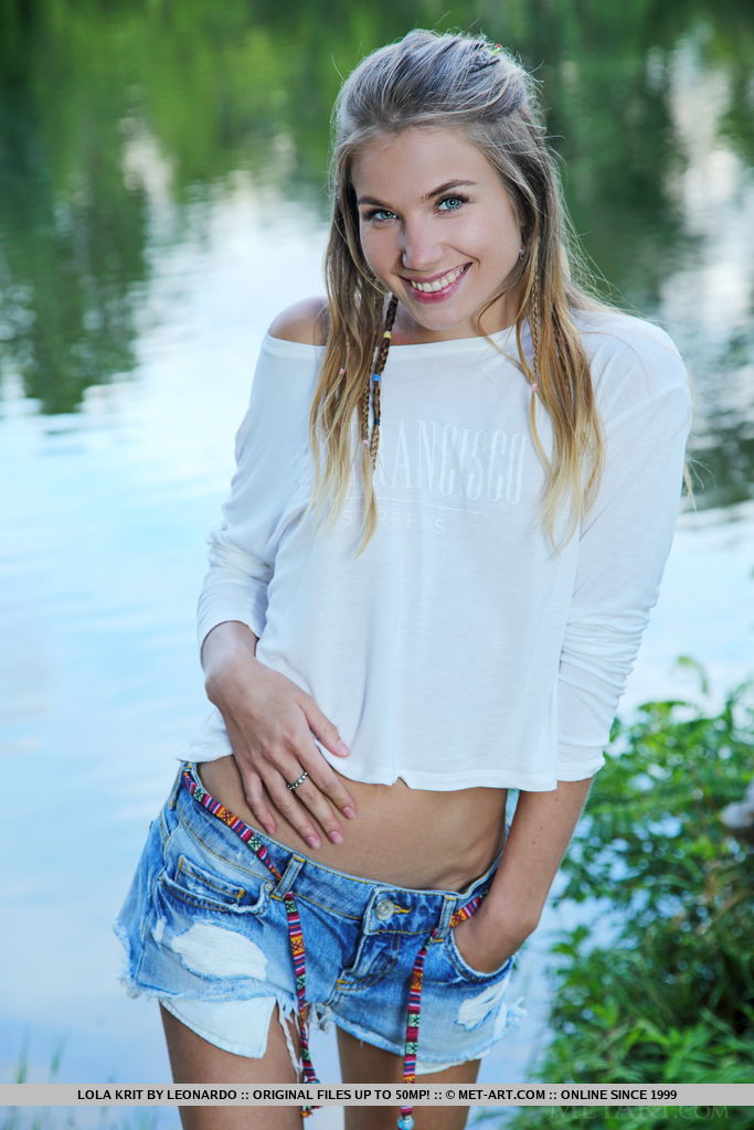 Adorable Adolescente Lola Krit Muestra Con Orgullo Su Coño Rasurado Junto Al Estanque