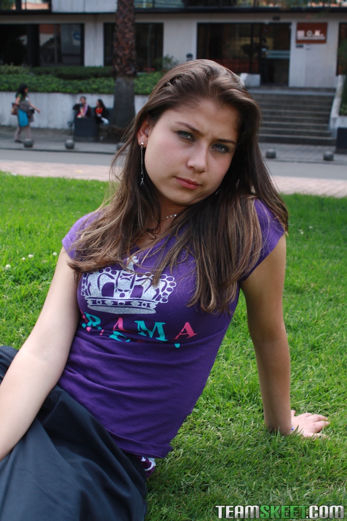 可爱的拉丁少女Yulissa Camacho 露出乳头和屁股在Upskirt