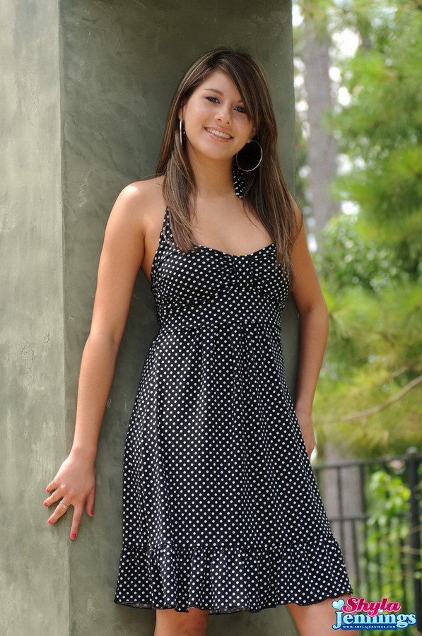 Shyla Jennings は公開で巨乳を見せてスカートをめくる