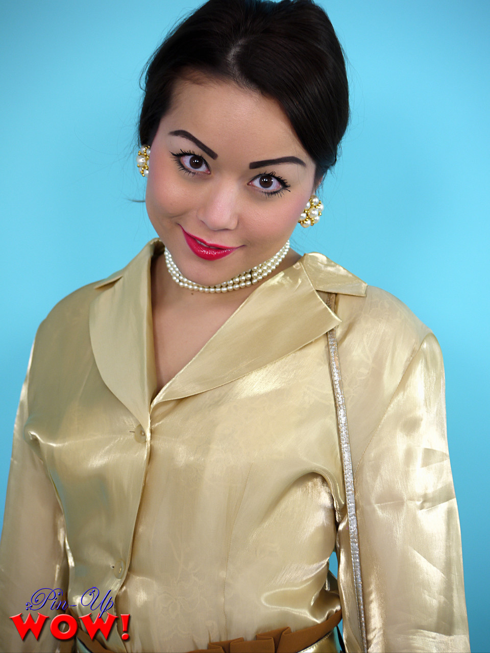 Petra So アジア人モデルがシルクのブラウスを脱ぐ