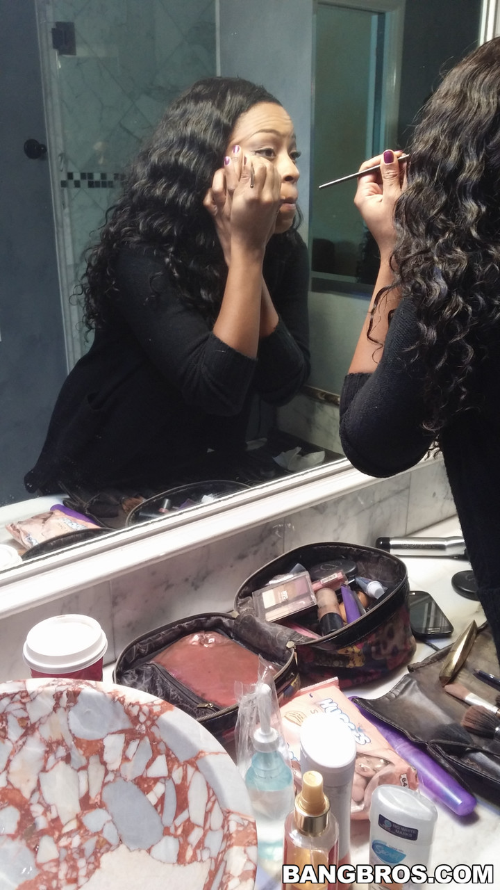 Atemberaubende Ebony Tori Taylor Zeigt Große Brüste Und Reitet Schwarzen Schwanz