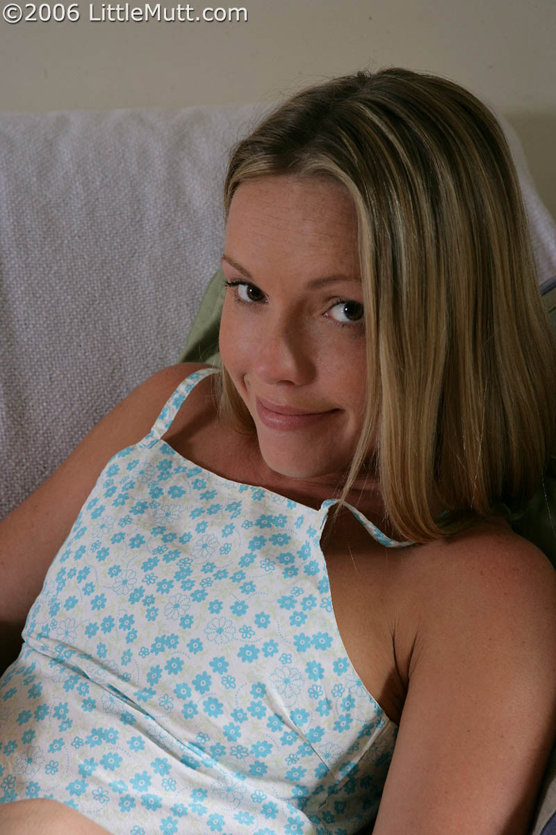 アマチュアブロンドのトリシャ・アップタウンが複数のセックス玩具でオナニーする