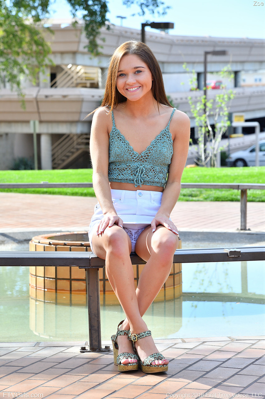 十代の美少女ゾーイが公共の場でセクシーな白いパンツを見せる