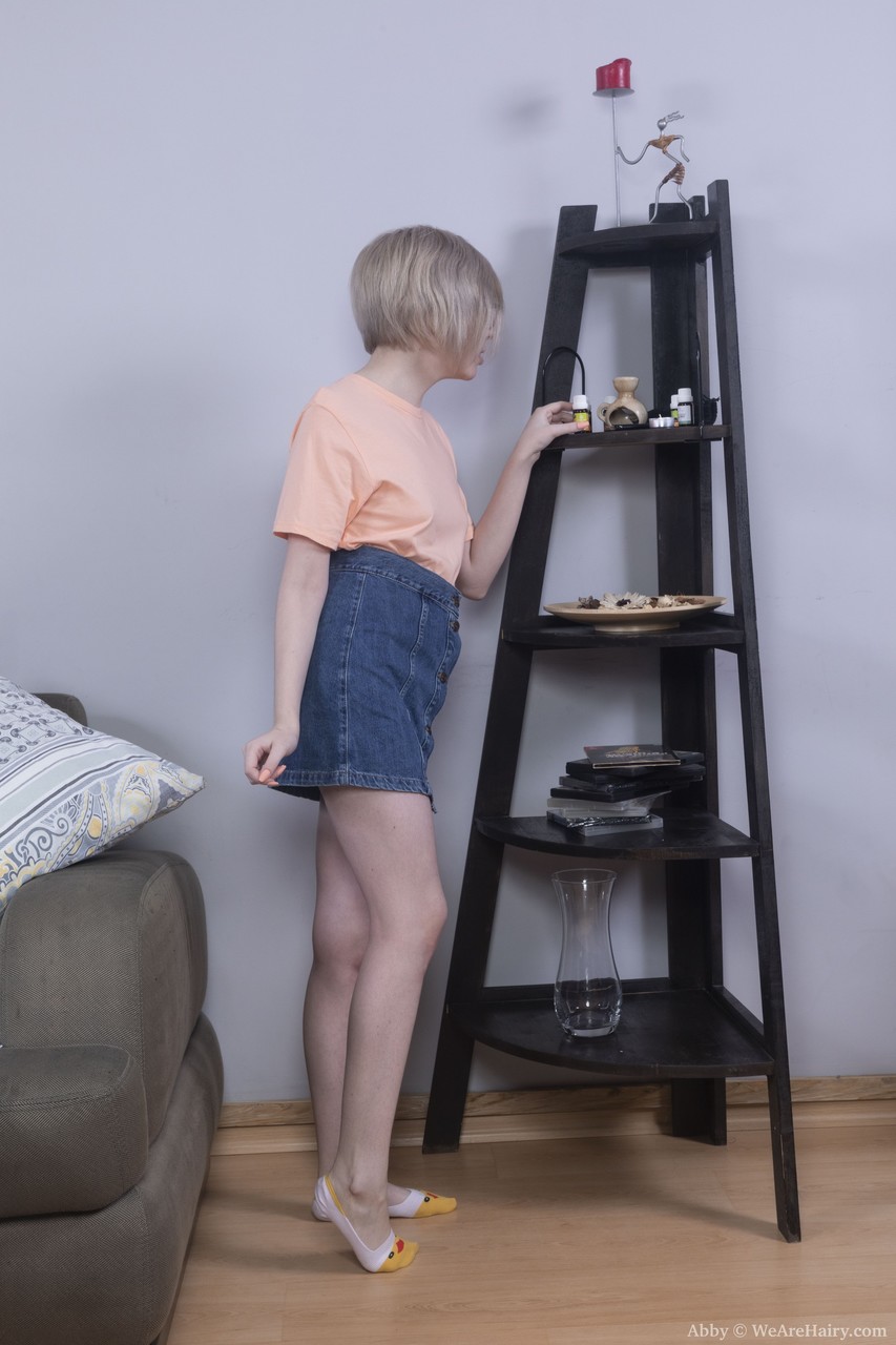 نظارات جذابة لamateur Abby تلعب مع مهبلها الشعرية جدا على الأريكة السرير