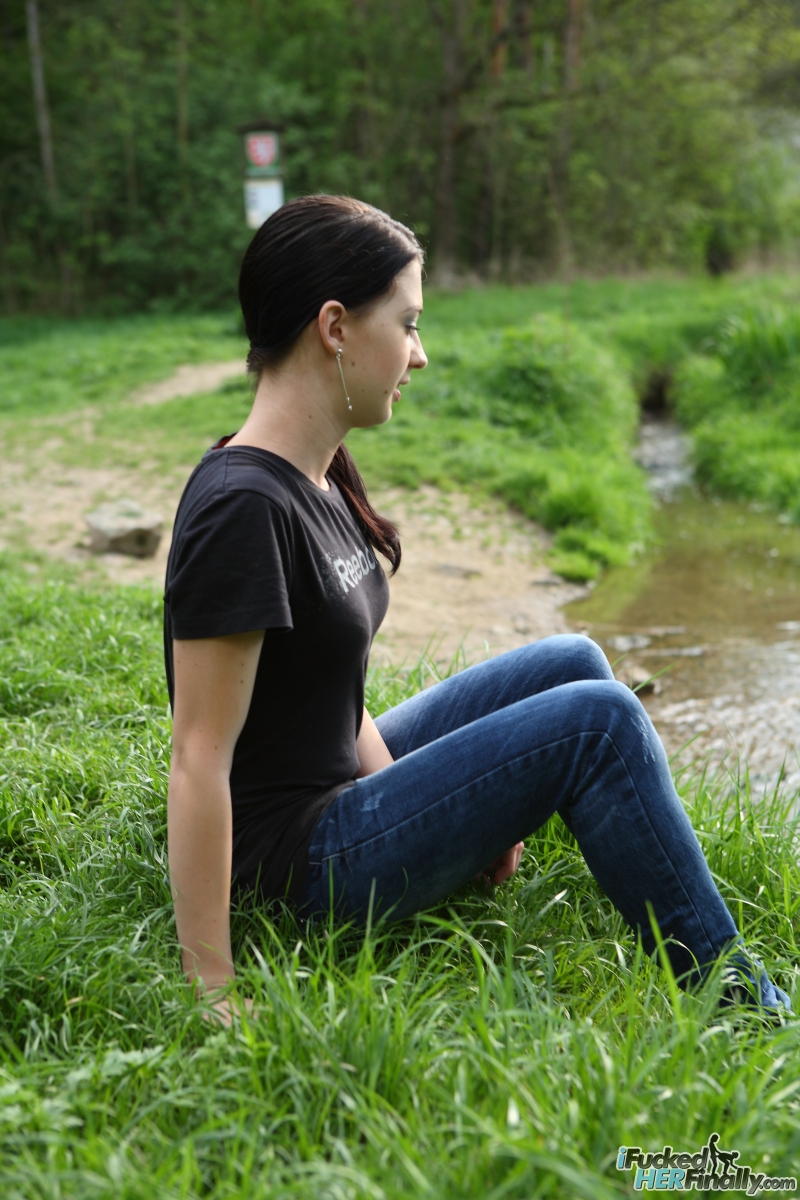 प्यारी किशोरी ओल्गा छोटी चूचियाँ दिखाती है और जंगल में चुदती है