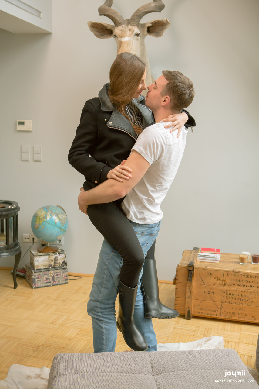 الجمال التشيكي الكبير الثدي كوني كارتر يمارس الجنس القاسي المثير ويأخذ القذف