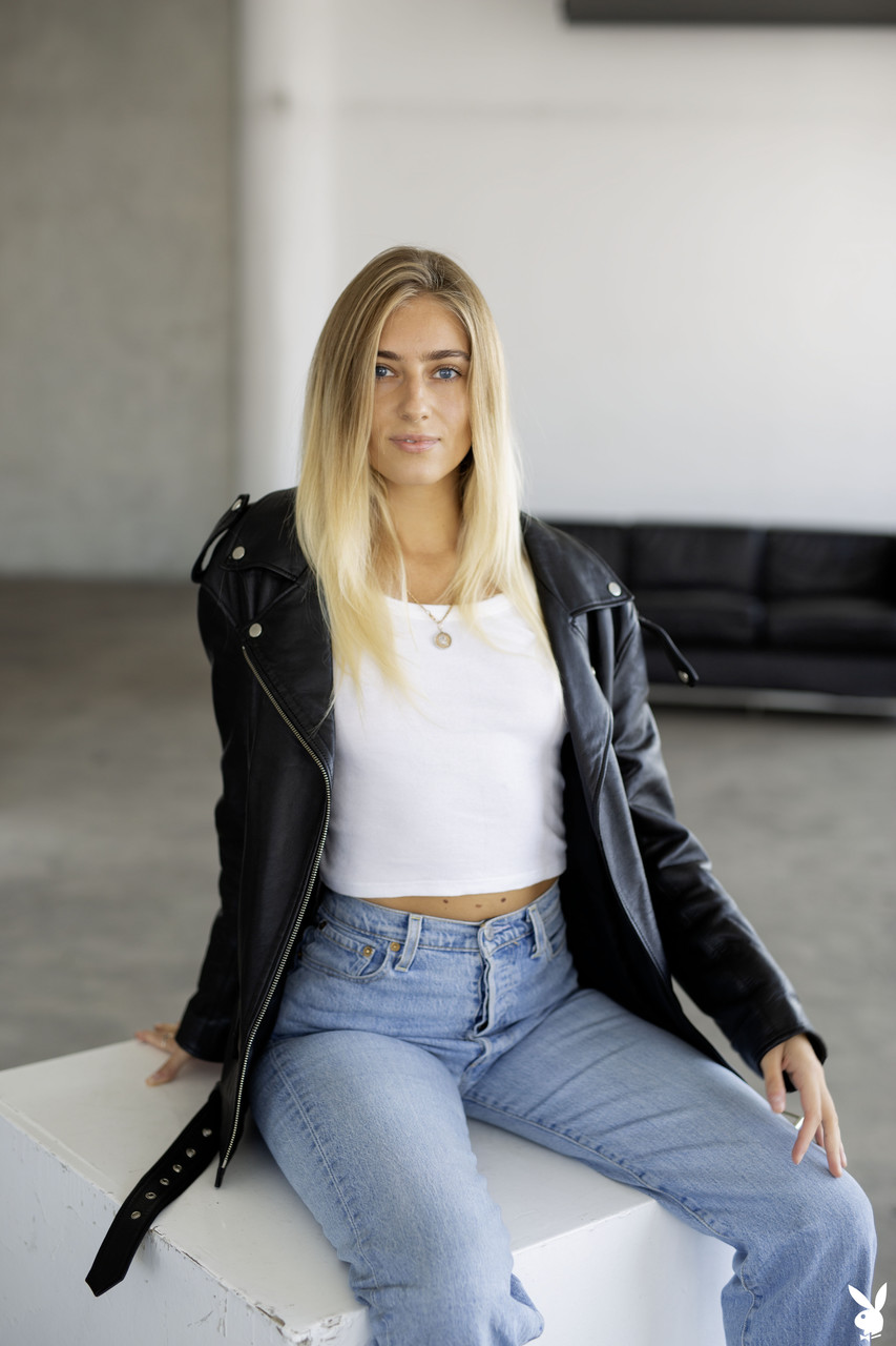 封面女郎伊琳娜·瑞展示小乳房和翘臀的性感脱衣舞