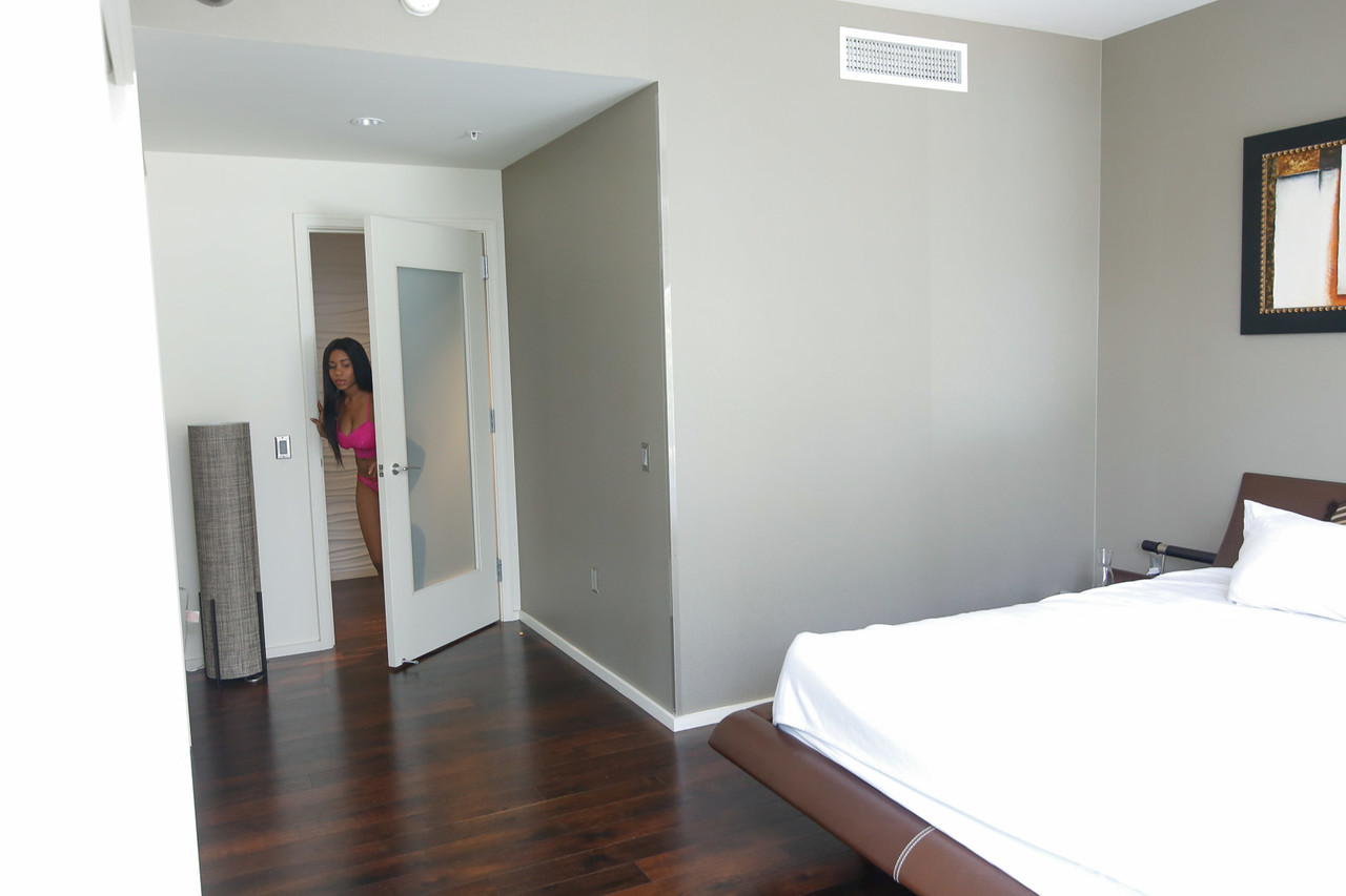 A Pequena Jenna Quente Com Seios Naturais Grandes Engole O Sêmen Do Irmão Mais Velho No Banheiro