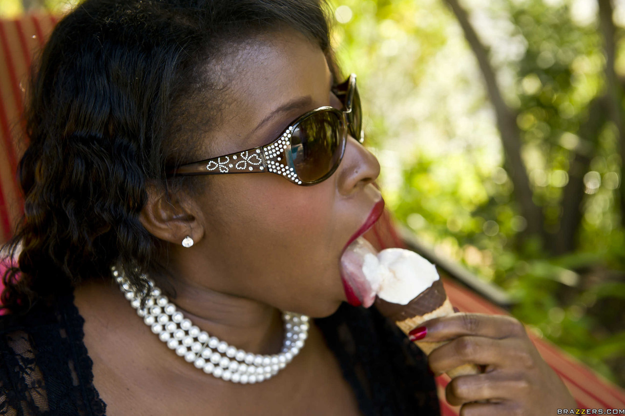 Vanessa Blue, Una Milf Ebony Con Gran Busto, Monta Al Jardinero Musculoso Cerca De La Piscina