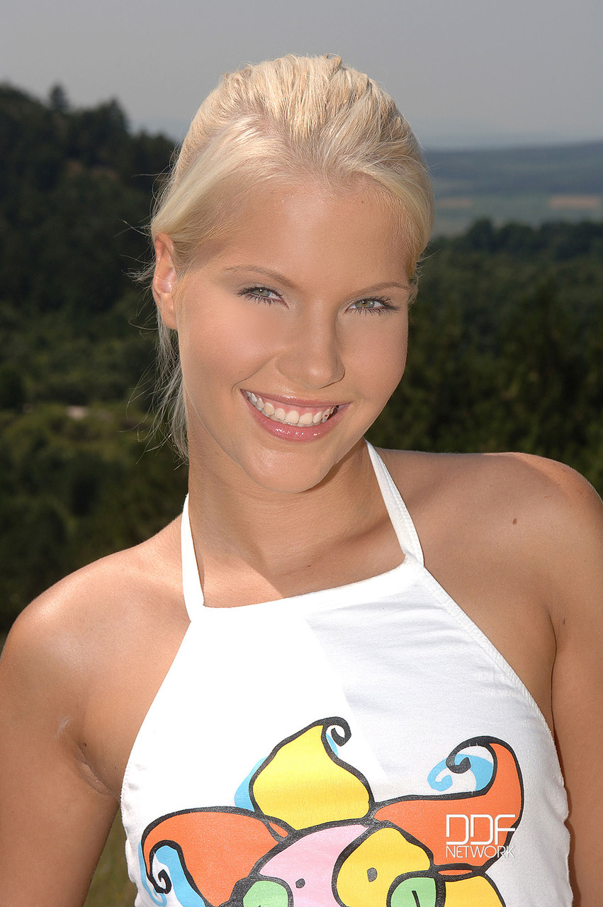 Pink Pussy Hongroise Suce, Chevauche Une Queue Et Reçoit Du Sperme En Bouche En Extérieur