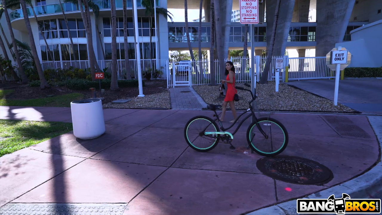 Худая Любительница Элла Монела Снимает Платье И Будет Трахнута В Задней Части Фургона