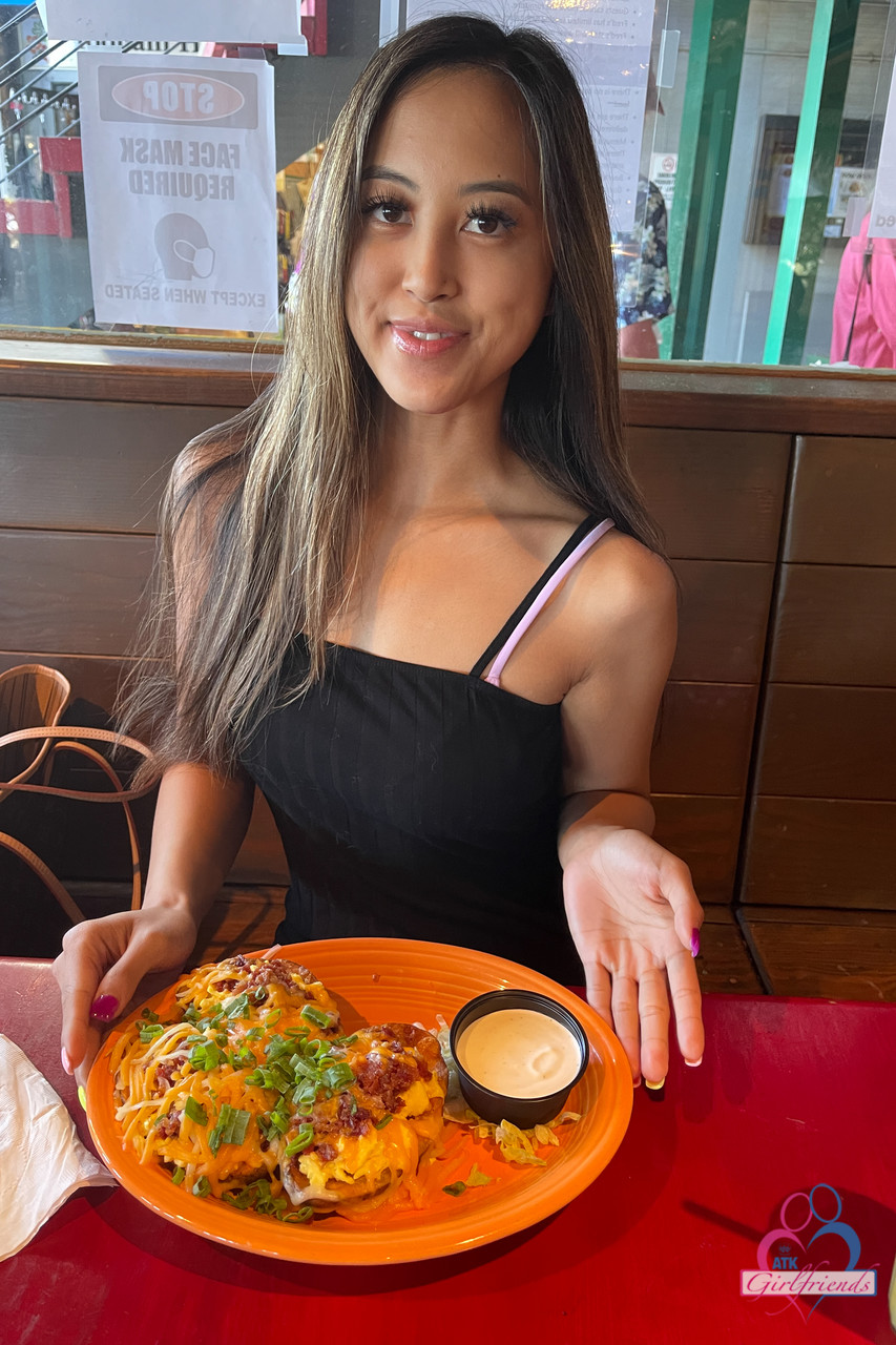 Asiatique Adolescente Alexia Anders Étale Ses Parties Intimes Nue Sur La Plage