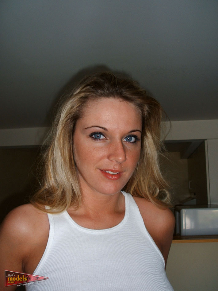 गोरी शौकिया A J Bailey नंगी होने के बाद अपने सख्त स्तनों पर गर्व से दिखाती है