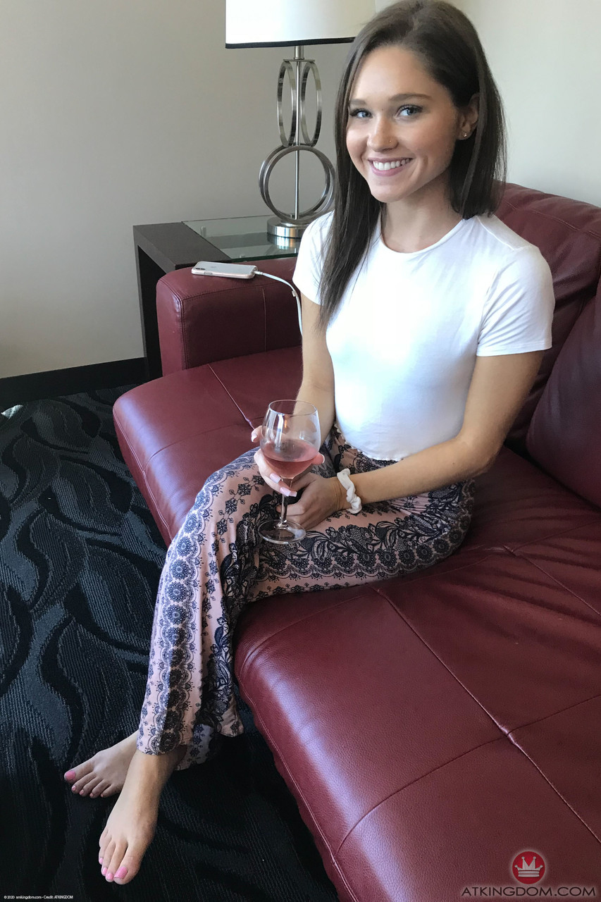 佐伊·布鲁姆为ATK Galleria脱衣