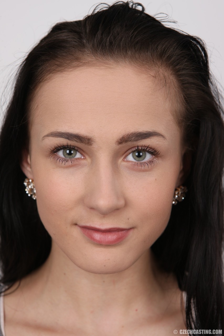 アマチュアのDenisaがガラスのテーブルでヌードで腫れたクリトリスを披露する