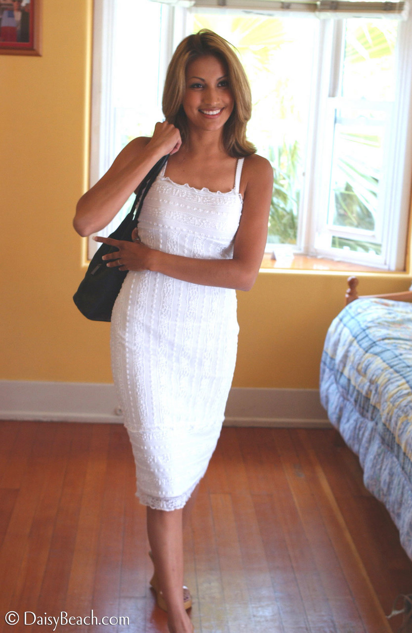 Femme Blonde Veronica Se Déshabille Pour Ne Garder Que Le Bas De Son Bikini Dans La Chambre