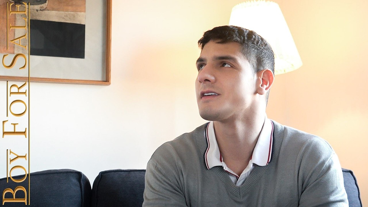 同性恋绅士在沙发上的口交快感和肛交