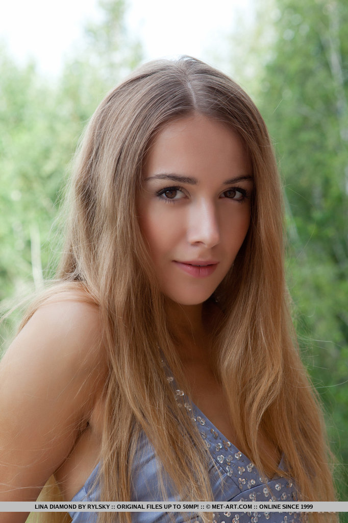 Chica Delgada De Al Lado Lina Diamond Abre Las Piernas Para Exponer Su Coño Rapado