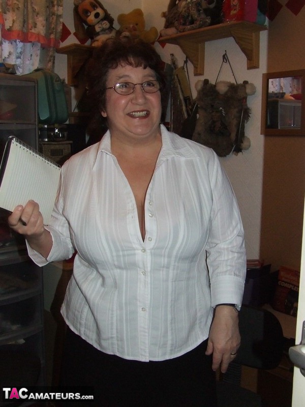 变态奶奶卡罗尔在黑色内衣中炫耀她巨大的乳房和肥臀