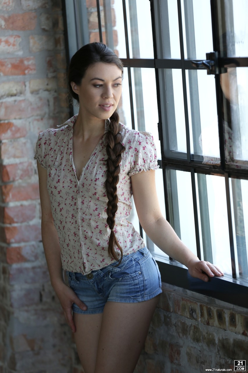 可爱的深发美女蒂芙妮·多尔在稀有之穴接纳硬挺阳具