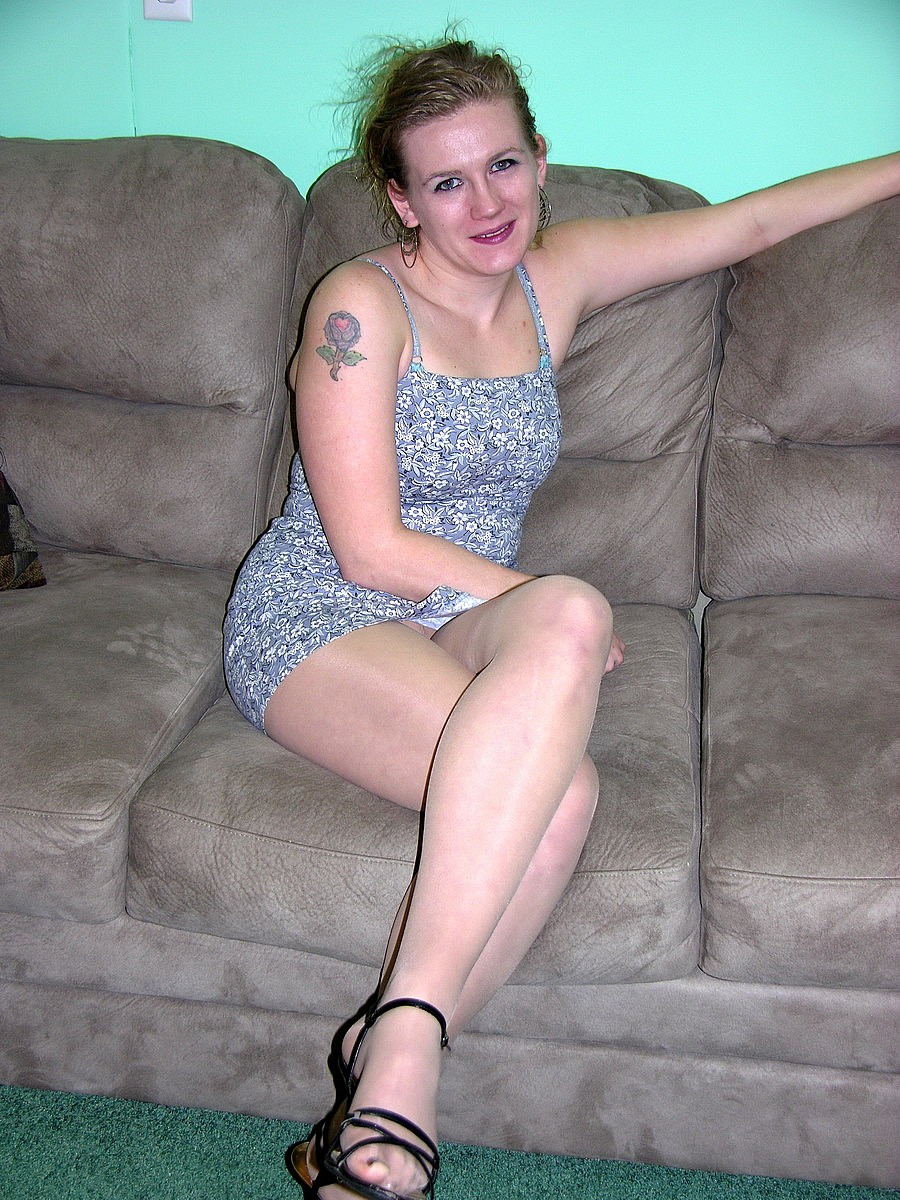 アマチュアママチャスティティーシンは自然な乳房とクリトリスをこすります