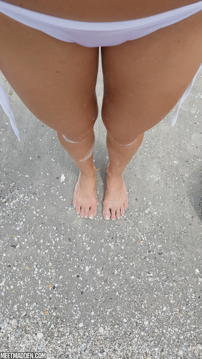 Modèle Amateur Meet Madden Prend Des Autoportraits En Taquinant Pour La Caméra