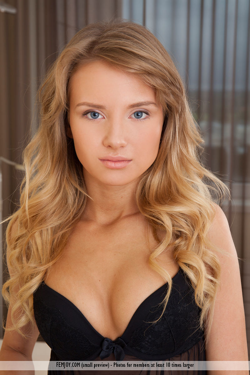 Chica Bonita Con Culo Caliente Monika V Abriéndose De Par En Par En Su Cama Completamente Desnuda