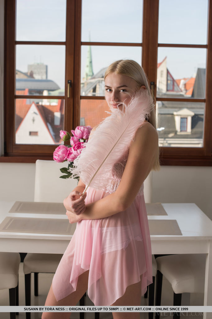 美乳金髪若美女が服を脱ぐ際に不揃いのビーバーを披露