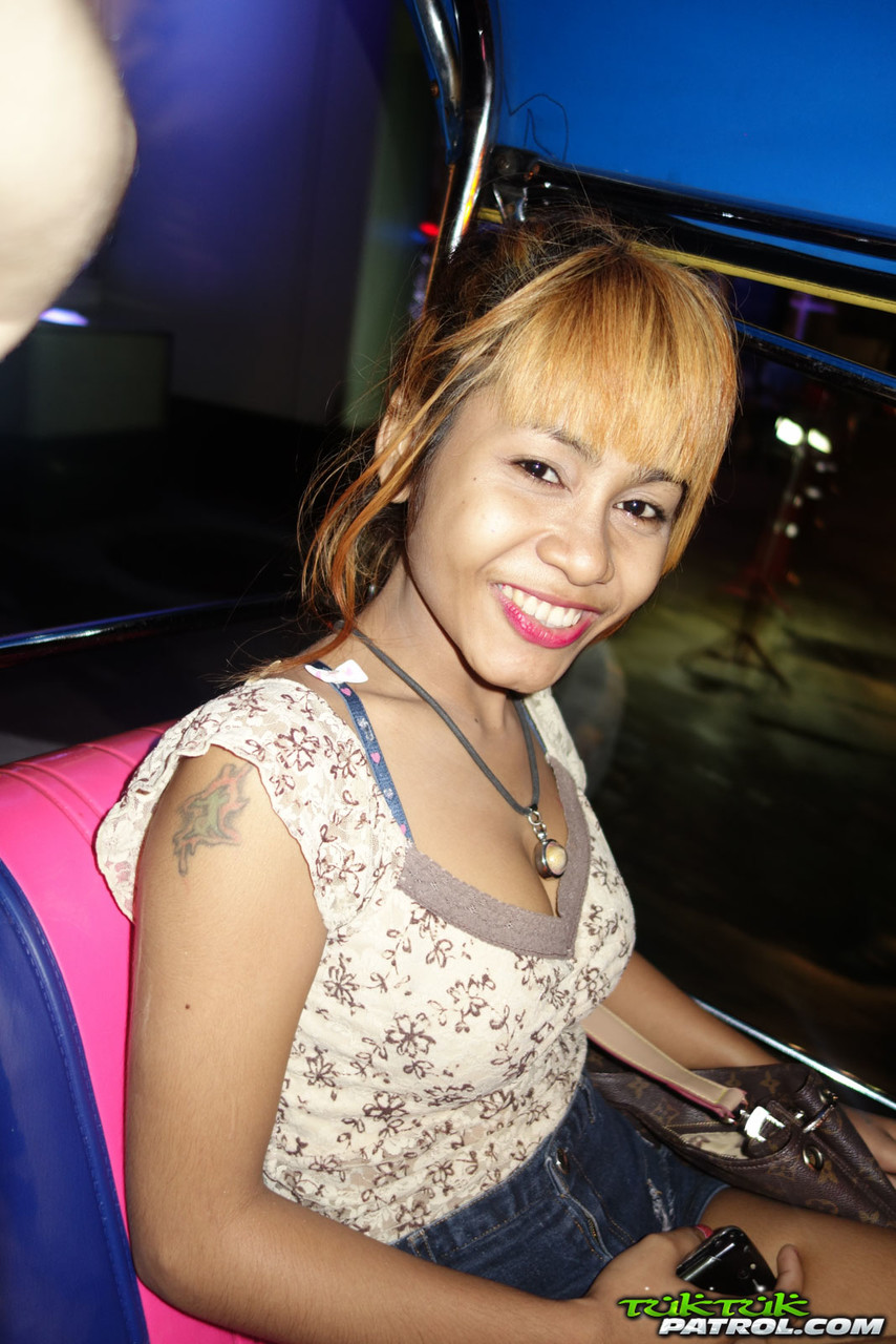 可愛い素人タイ人の人形ジーンがセクシーなパンツで脱いでポーズを取る