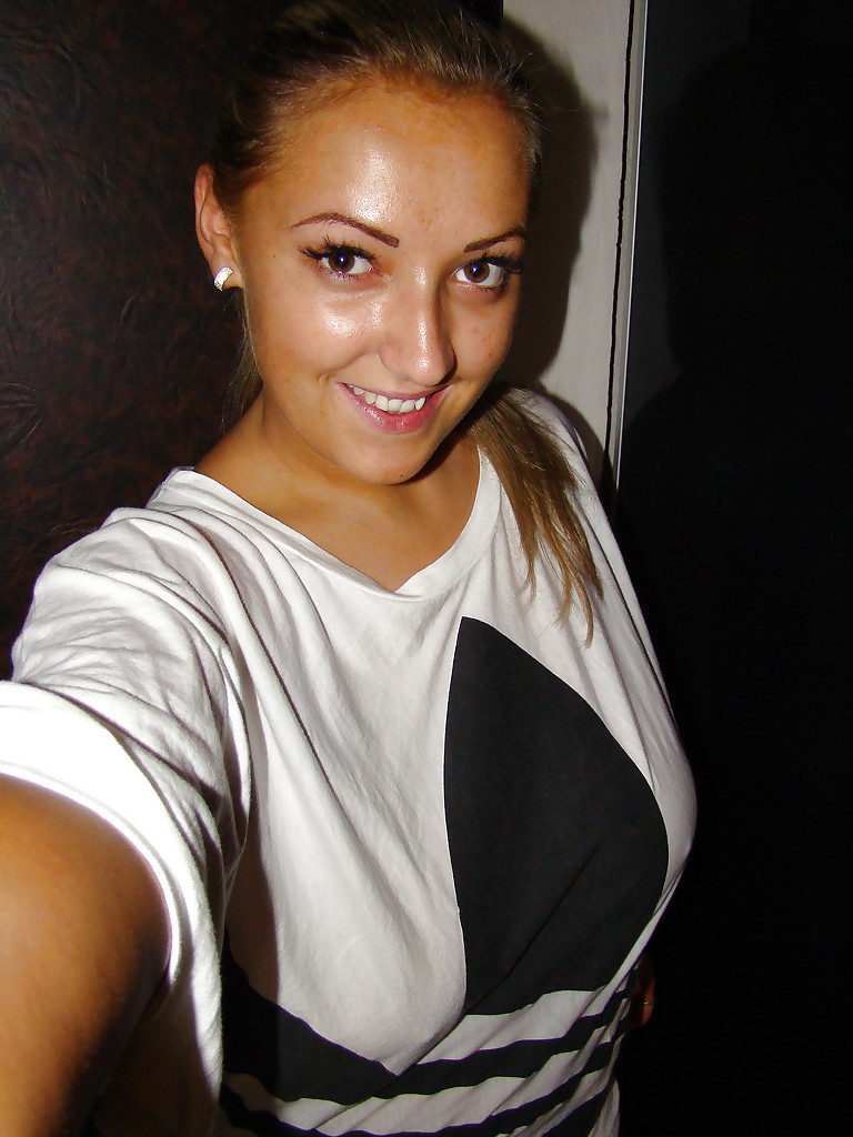 丰腴金发少女巨乳脱衣自拍