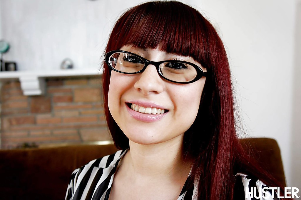 A Loira Dona De Casa Jenna Minx Estica Sua Boceta Exata Na Câmara