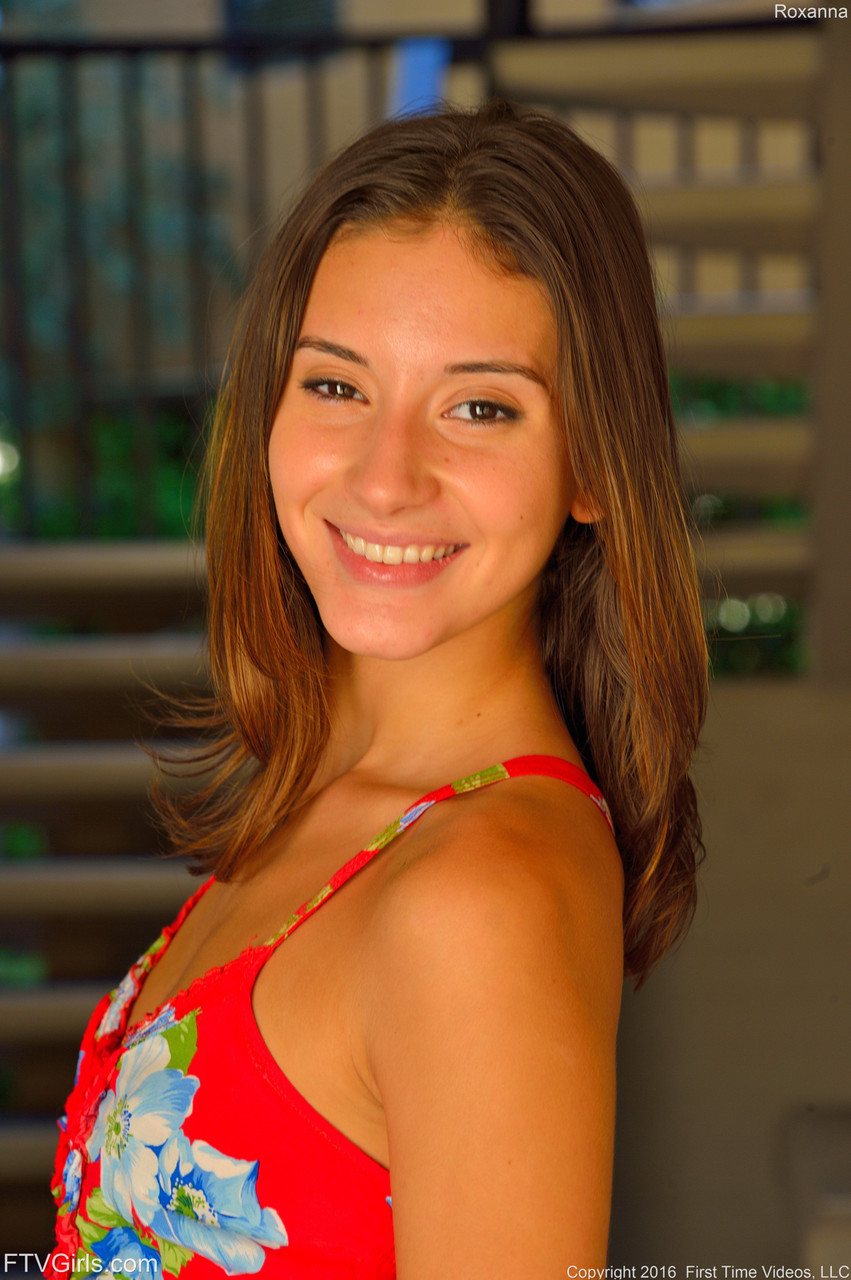 Adolescente De Pernas Longas Tira Sutiã E Calcinha Para Modelar Nua De Salto Na Estrada