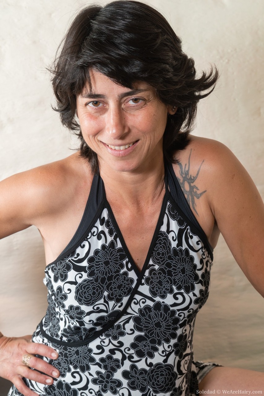 Соледад Новичок Расставляет Волосатую Вагину После Раздевания