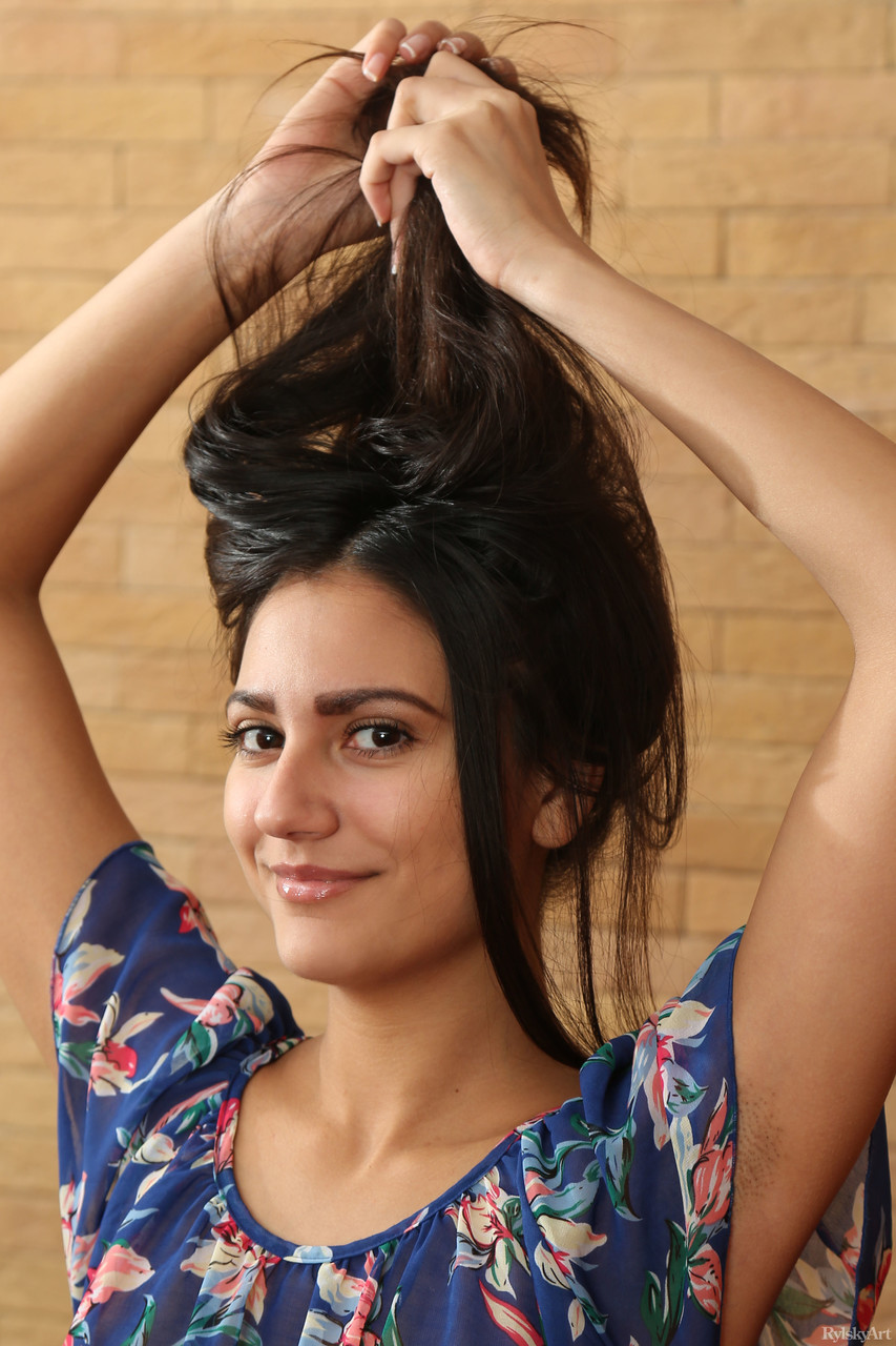 الفتاة ذات الشعر الداكن سيرا نيري تتعرى بينما تحدق بعيون جميلة