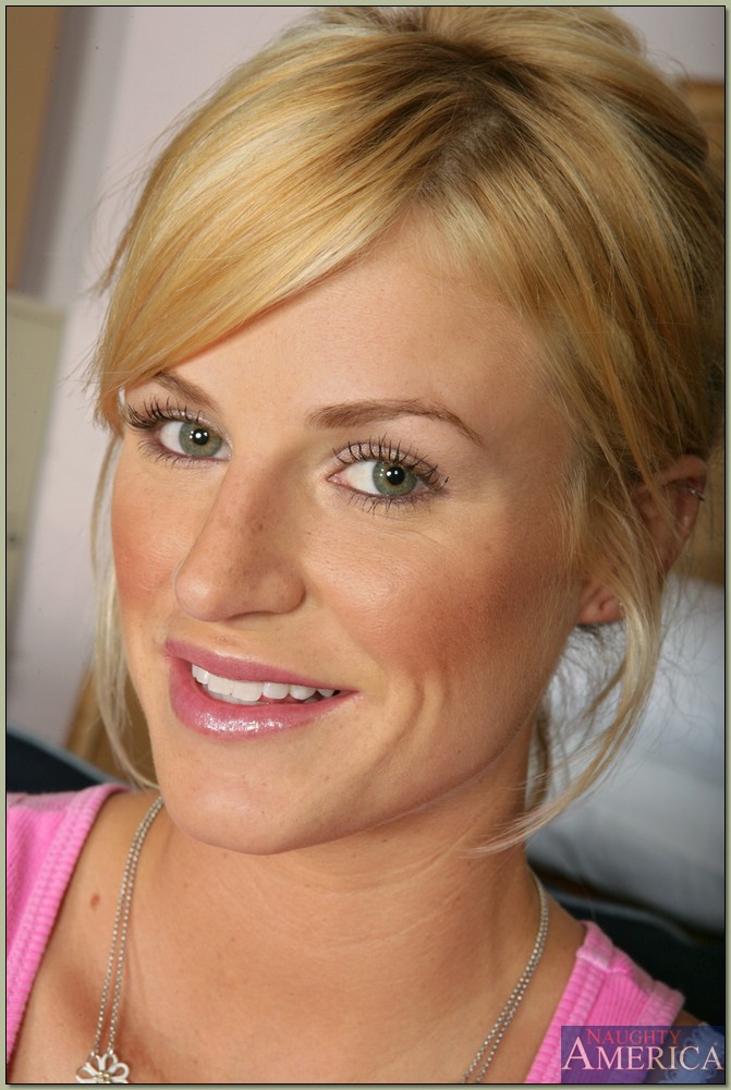 ब्रुक बेल स्वादिष्ट योनि को फैलाती है बड़े स्तन वाली मिल्फ नी हाई सॉक्स में