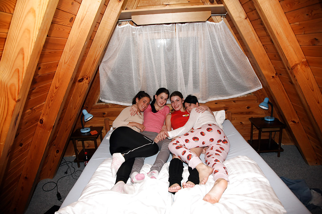 Quarteto Lésbico Apaixonado Com Garotas Adolescentes Sedutoras