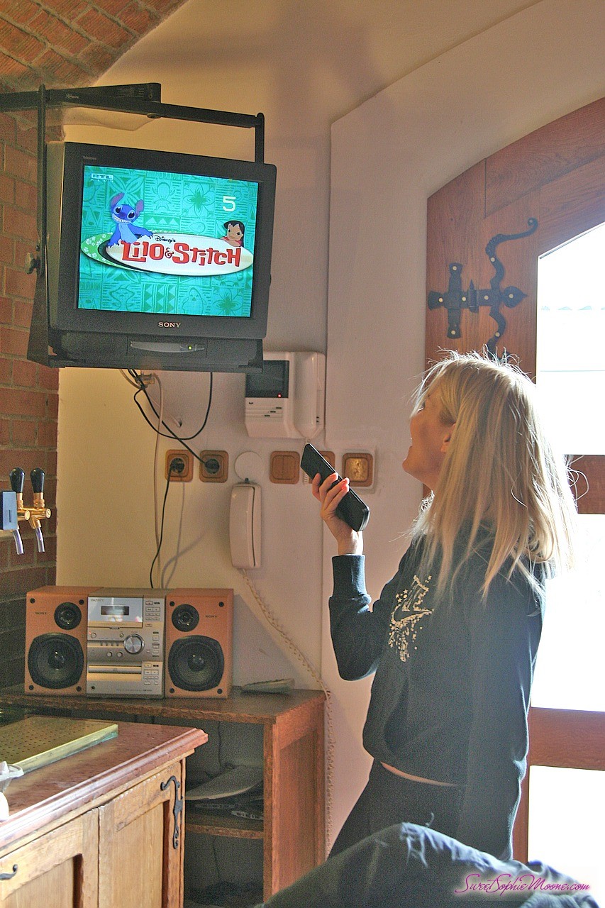 Plaisir Lesbien À Trois Avec Sophie Moone, Bambi Et Peaches