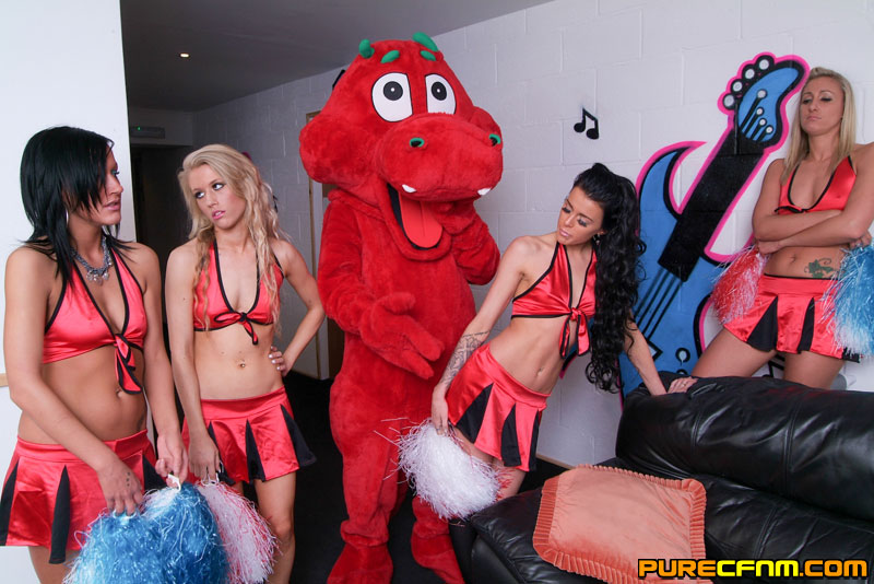 啦啦队脱光吉祥物为他手淫