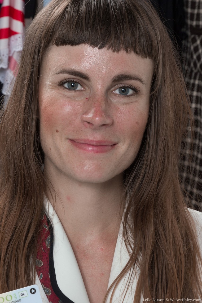 लीला लार्सन पहली बार अपने लटकते स्तन और झबरीले झांटे दिखाती हैं