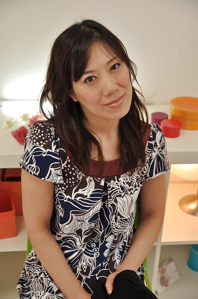 يوشي الناضجة البنية الشريرة ميلف تتعري جسدها الجميل