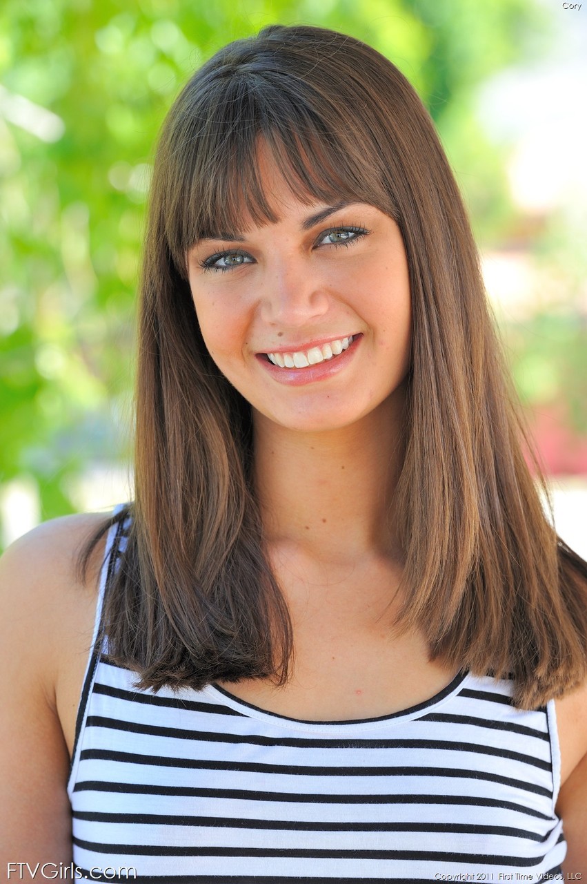 Entzückende Brünette Cory Zieht Den Rock Hoch Und Spielt Mit Gurke Draußen