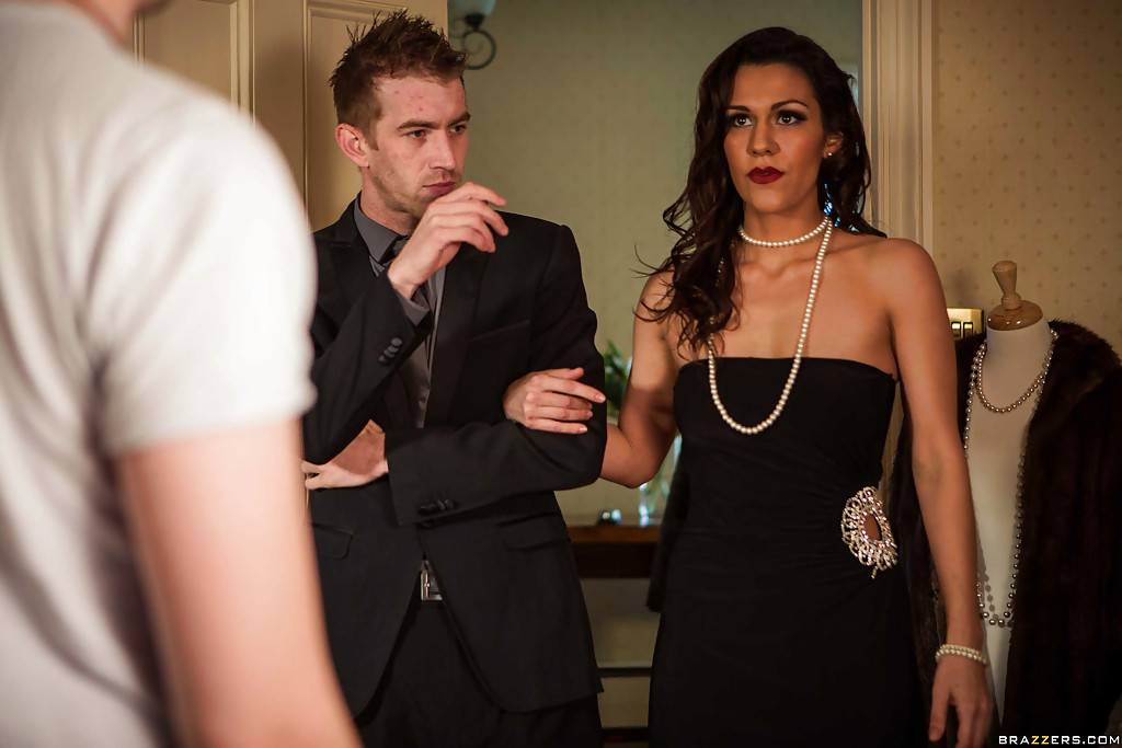 Огромная Задница Брюнетка Самия Рождённая Сосать Член Глотать Сперму