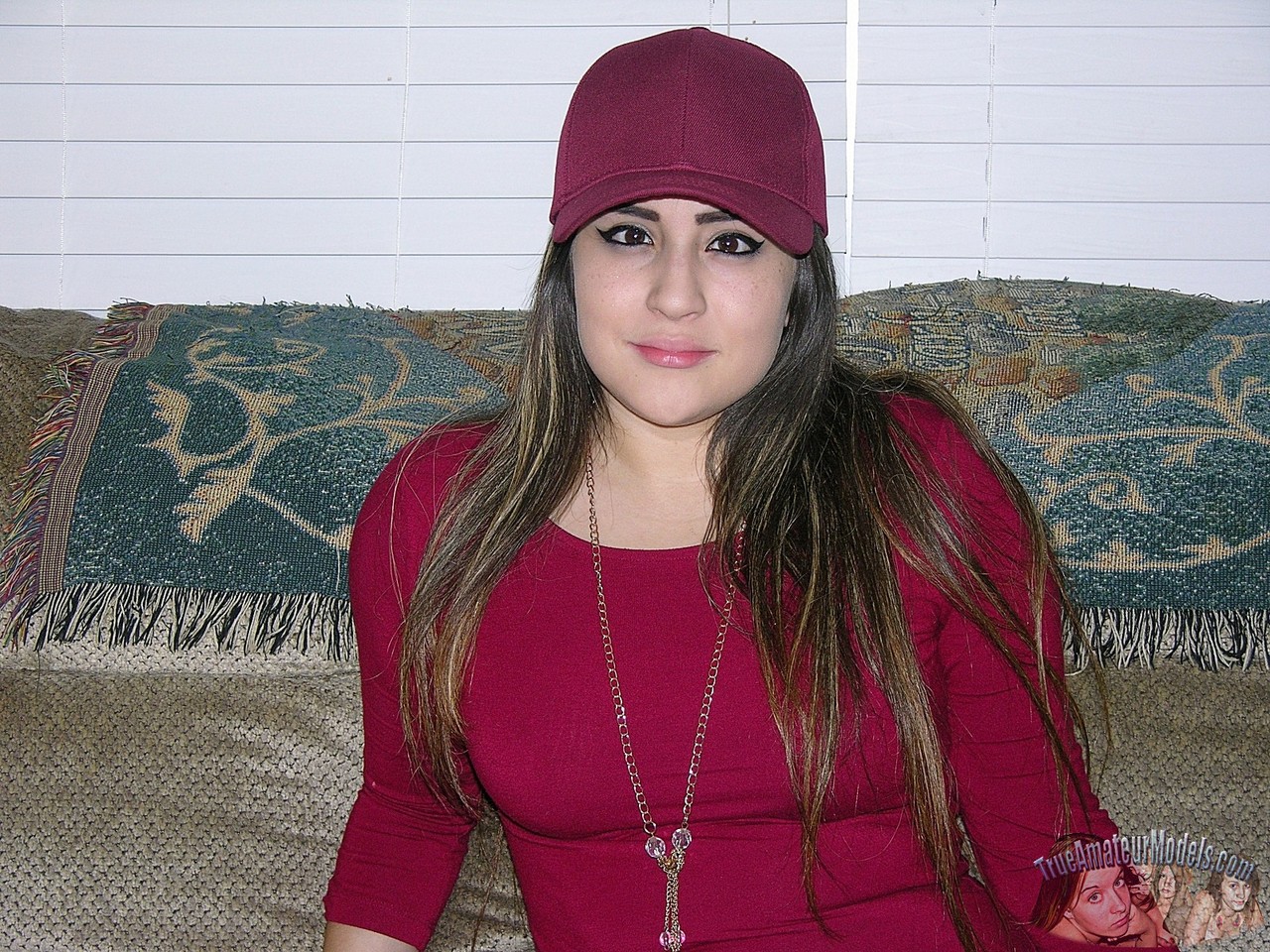 Cross-Eyed Mollige Kaila Gibt Ihr Nacktmodel-Debüt In Gemütlicher Hausumgebung