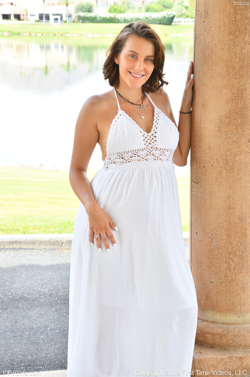 怀孕Indica从肿胀乳房挤出乳汁