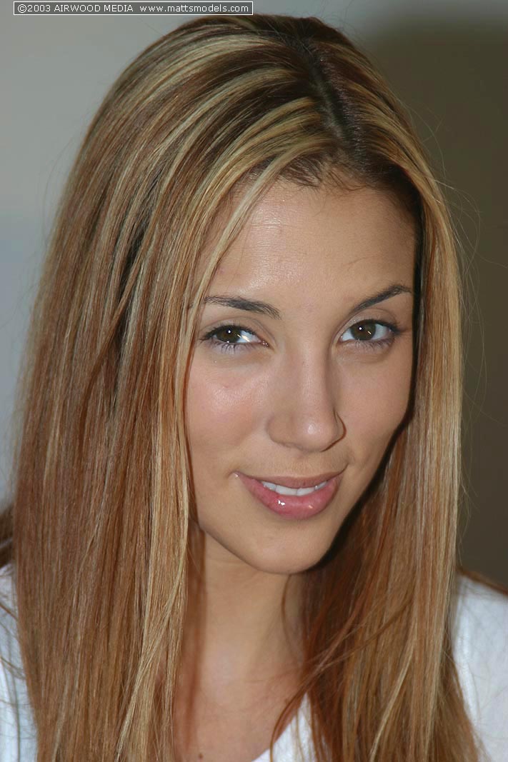 金发独奏女孩杰琳娜脱下衣服时露出她漂亮的乳房