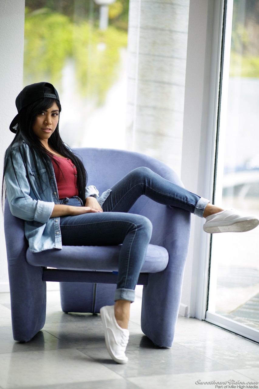 Соблазнительная Латинка Полностью Раздевается В Сенсуальном Стриптизе