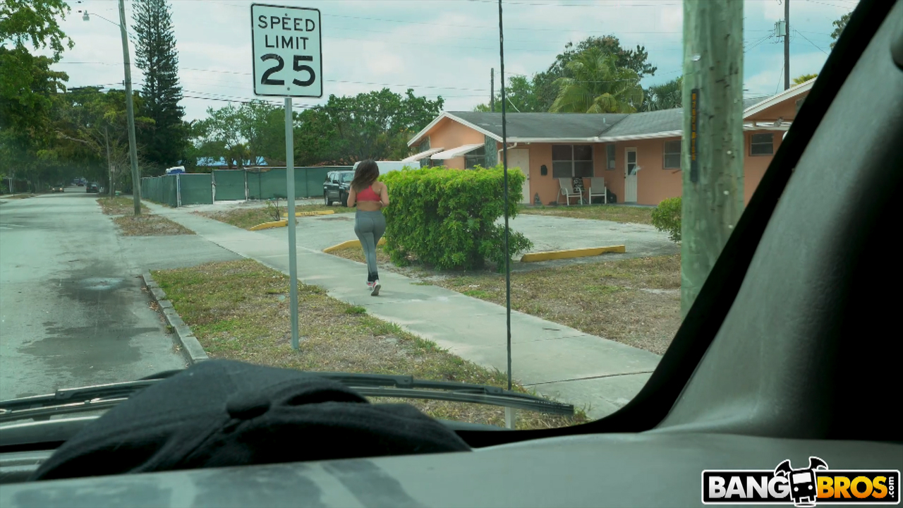 الفاتنة الطبيعية فالنتينا جيويلز تُظهر مؤخرتها الرائعة قبل الجنس