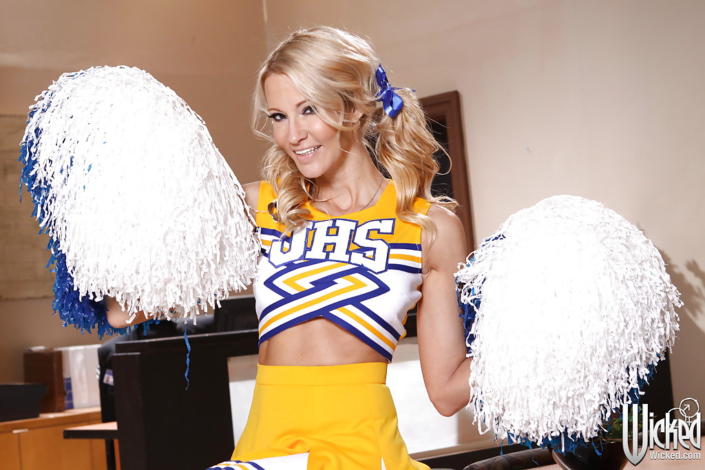 ジェシカ・ドレイクが彼女の乳房と陰部を明らかにする