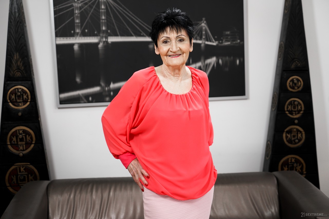 Vieja Mujer Goteando Sperma Después De Que Un Joven Amante La Folló